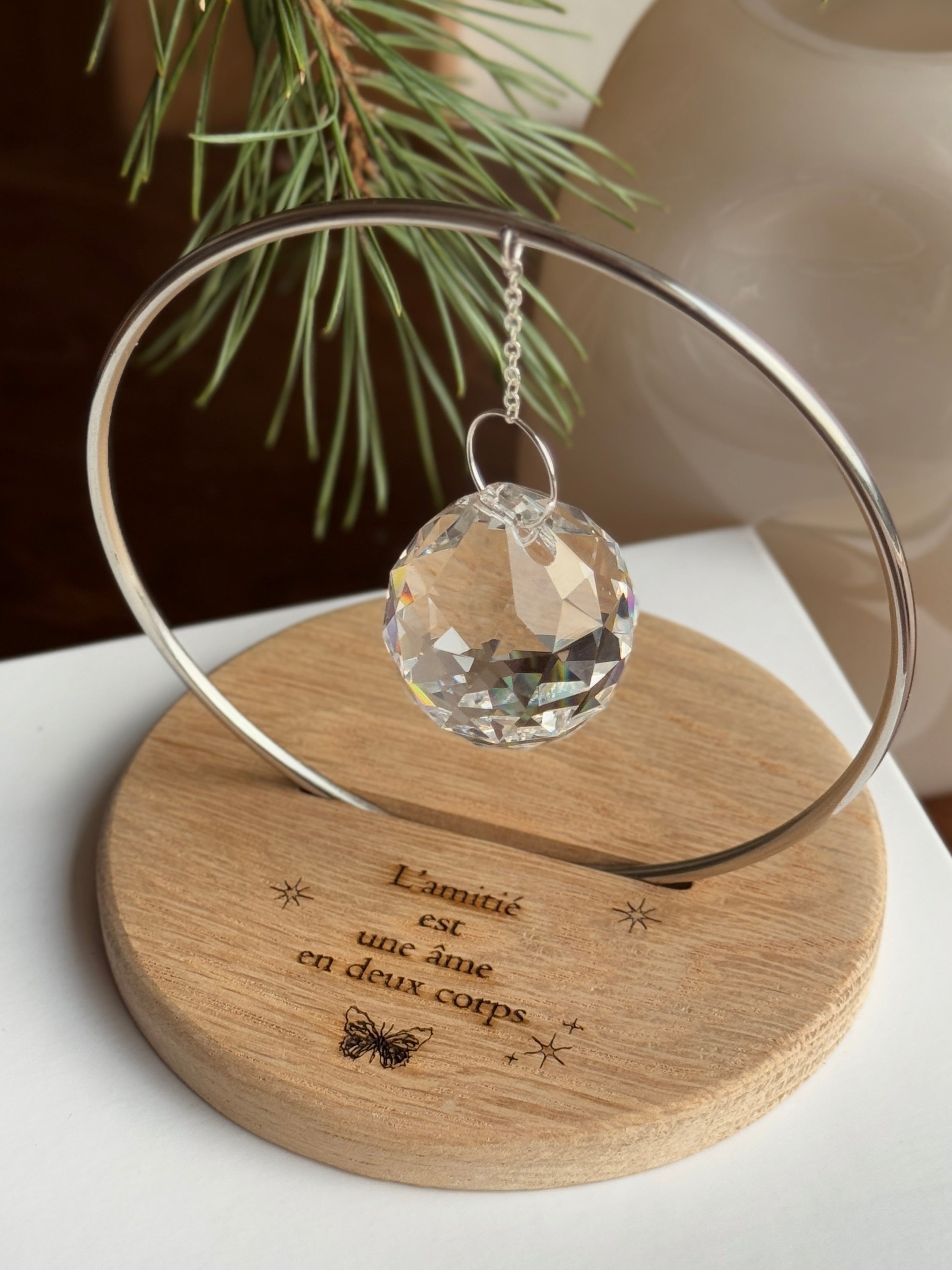 Handgefertigter Kristall-Sonnenfänger: Freundschaftsgeschenk mit französischem Zitat