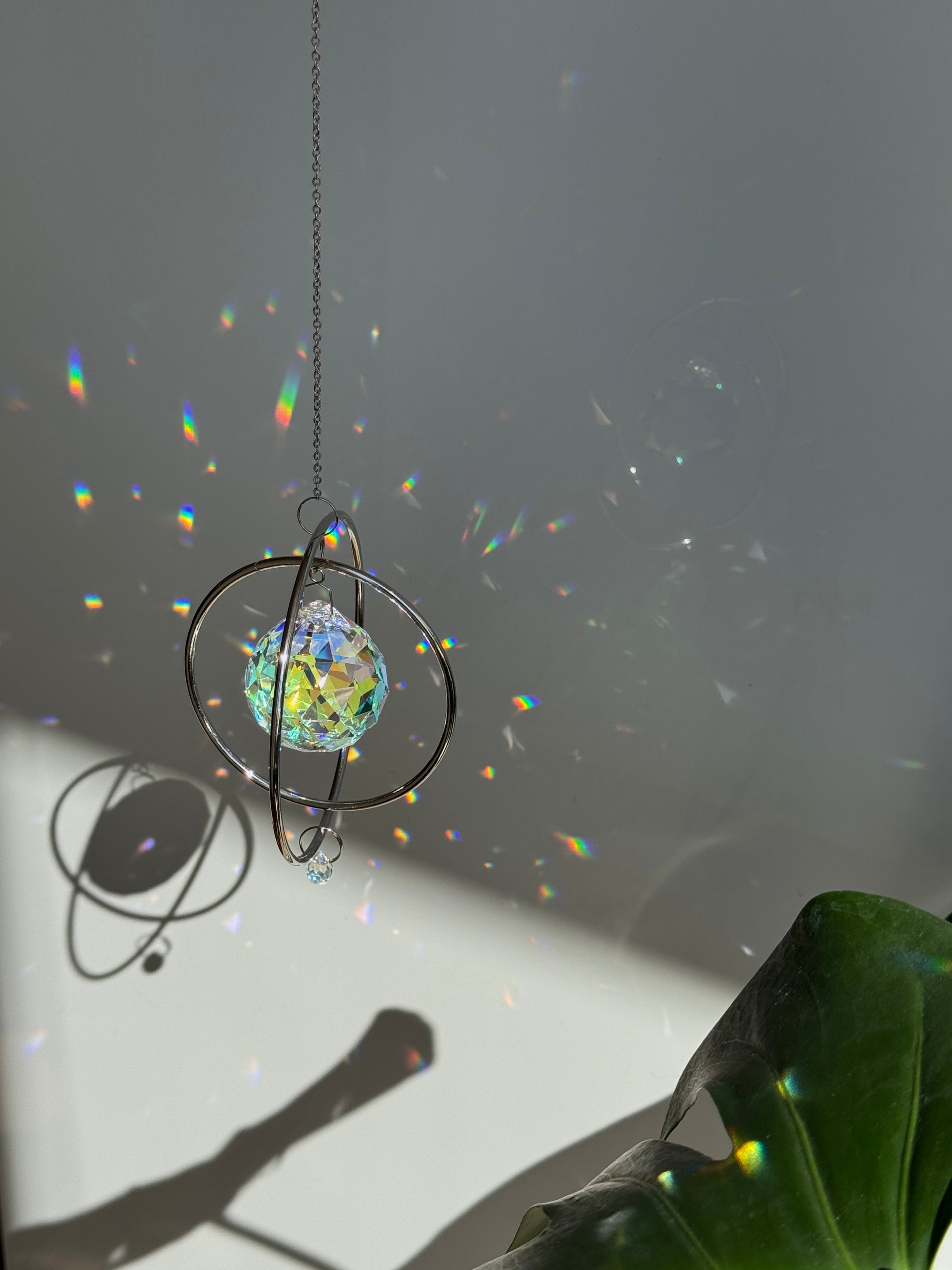 Silver Orbit suncatcher with a 40mm Asfour crystal prism. Minimalistischer Sonnenfänger for home decor casting rainbow light and beautiful Lichtreflexe on the wall. Boho-Stil window decoration and Regenbogenmacher.