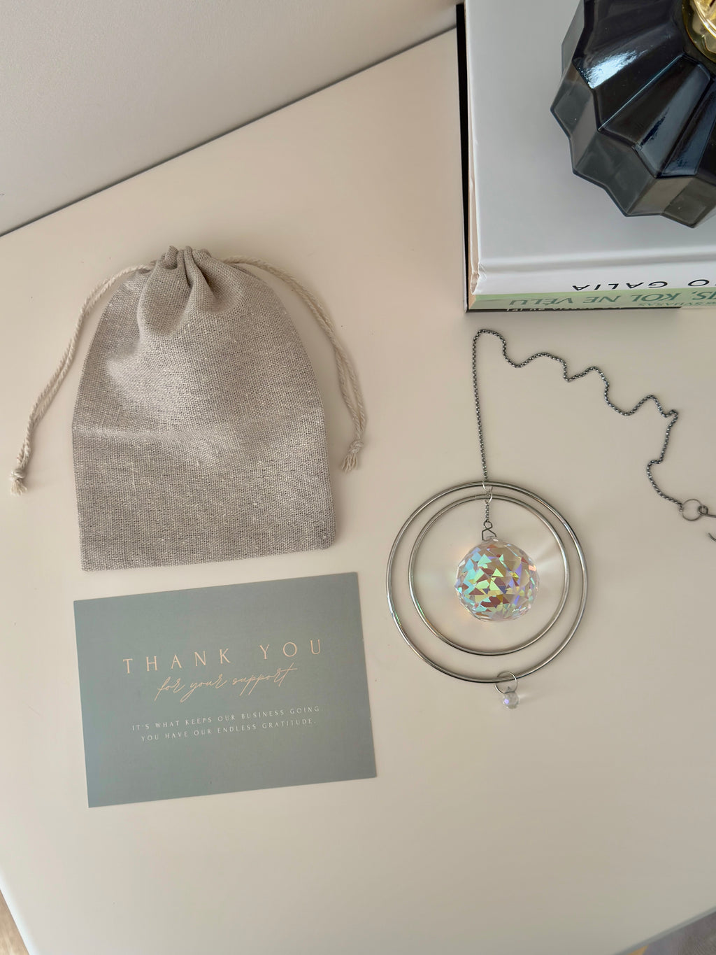 Gold Orbit suncatcher with a 40mm Asfour crystal prism. Minimalistischer Sonnenfänger for home decor casting rainbow light and beautiful Lichtreflexe on the wall. Boho-Stil window decoration and Regenbogenmacher.