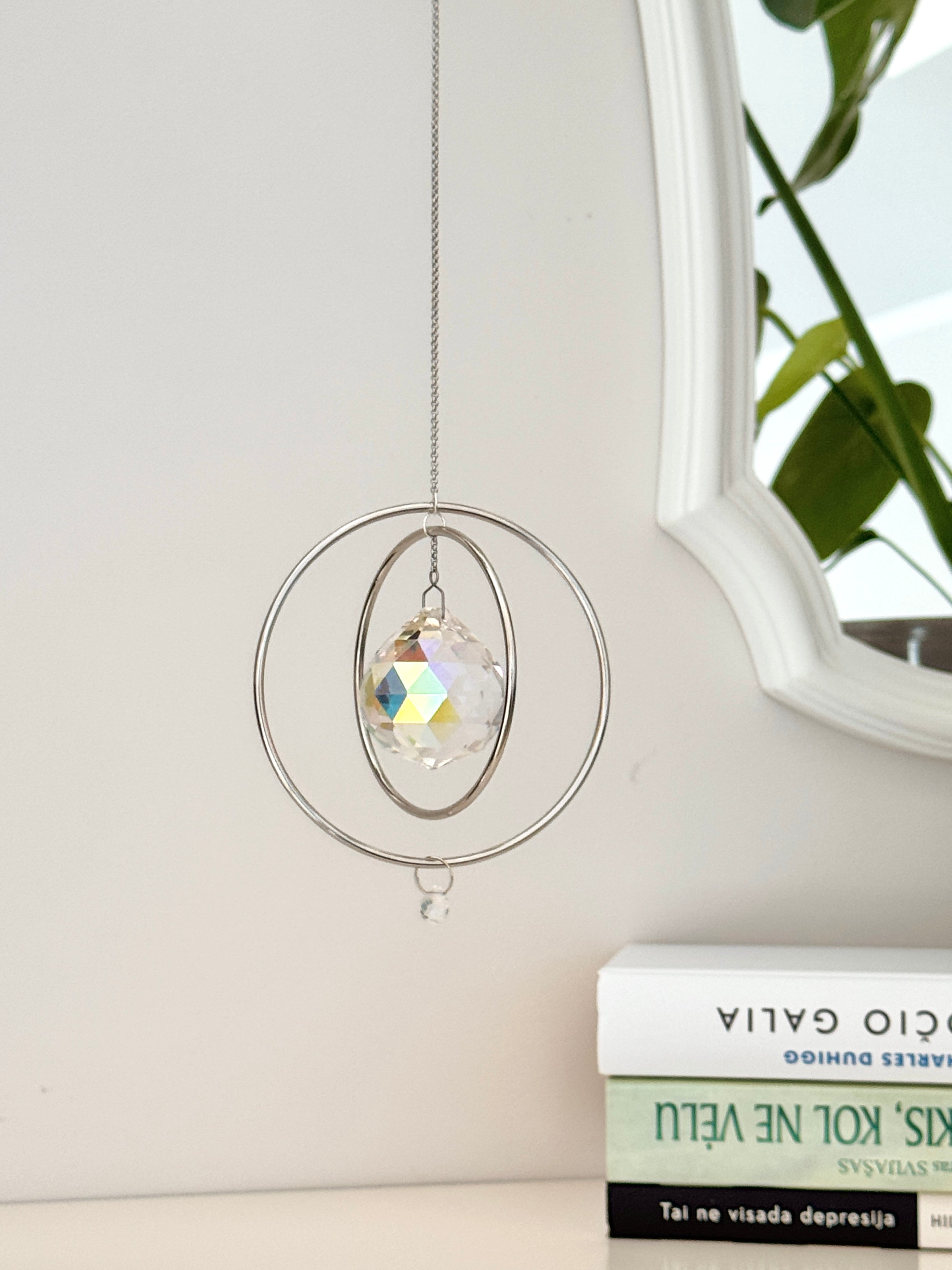 Silver Orbit suncatcher with a 40mm Asfour crystal prism. Minimalistischer Sonnenfänger for home decor casting rainbow light and beautiful Lichtreflexe on the wall. Boho-Stil window decoration and Regenbogenmacher.