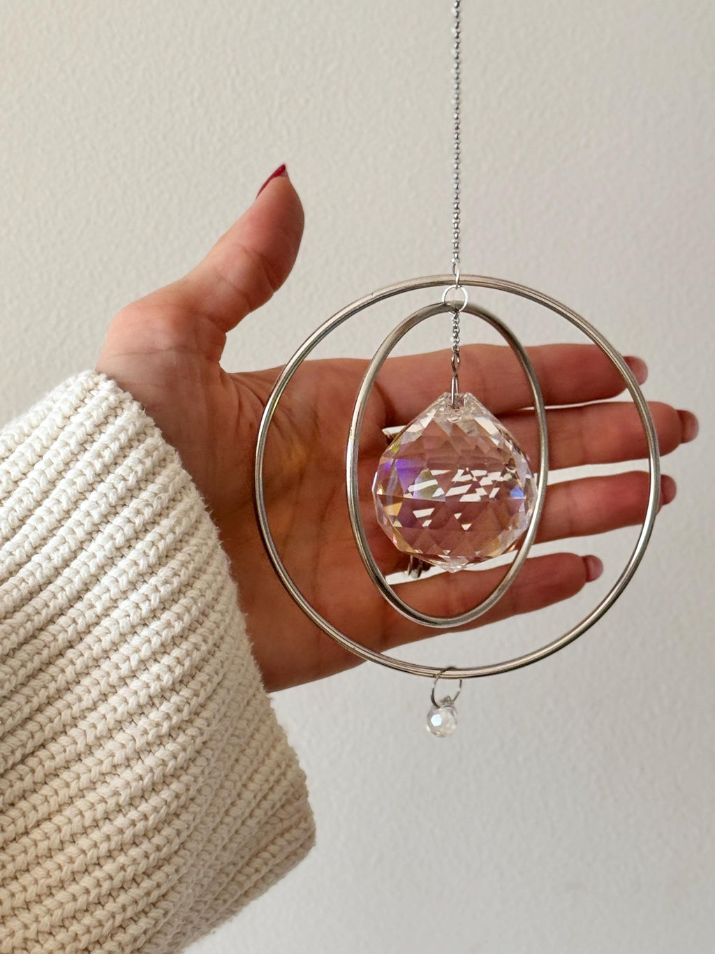 Silver Orbit suncatcher with a 40mm Asfour crystal prism. Minimalistischer Sonnenfänger for home decor casting rainbow light and beautiful Lichtreflexe on the wall. Boho-Stil window decoration and Regenbogenmacher.