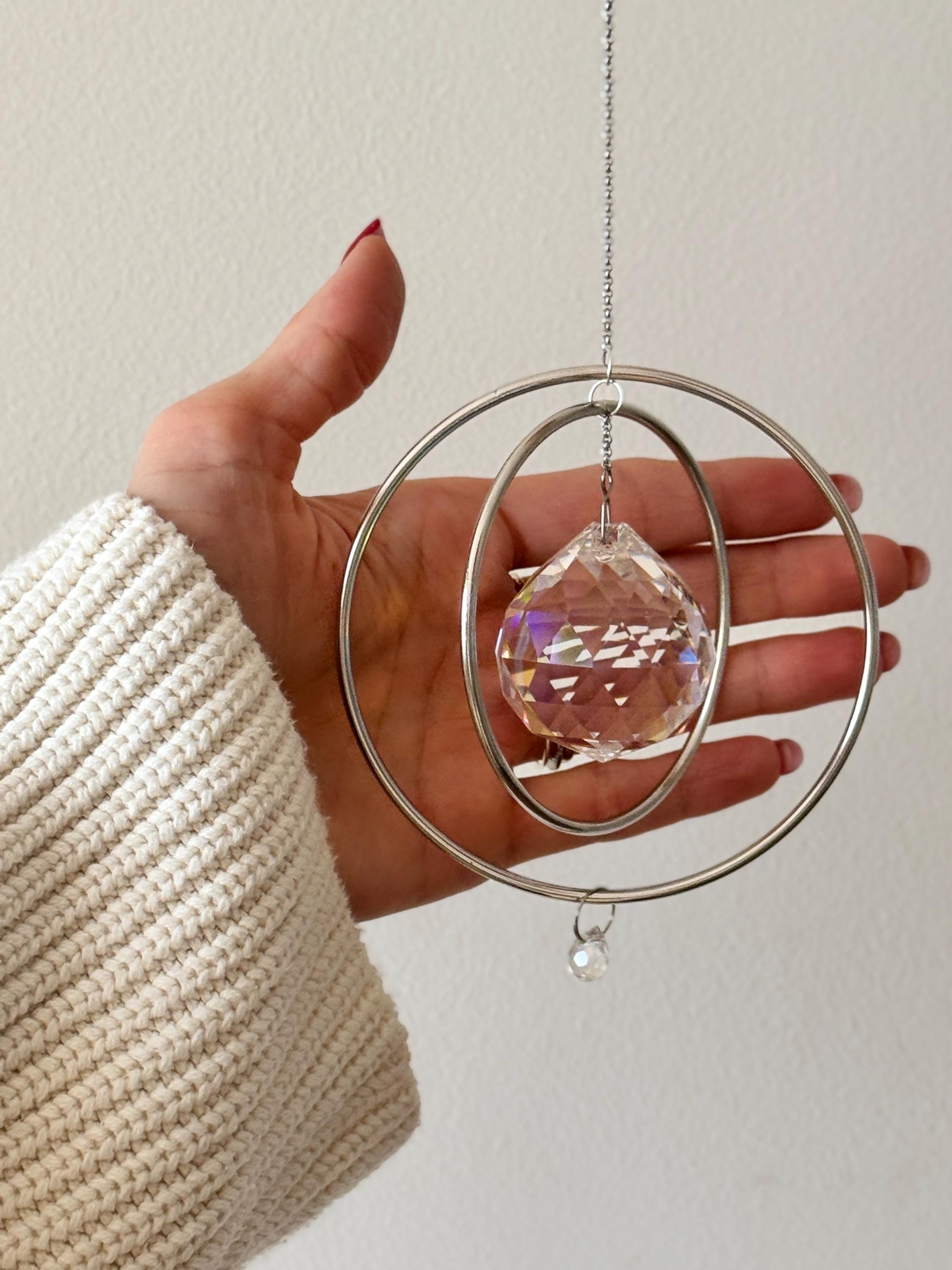 Silver Orbit suncatcher with a 40mm Asfour crystal prism. Minimalistischer Sonnenfänger for home decor casting rainbow light and beautiful Lichtreflexe on the wall. Boho-Stil window decoration and Regenbogenmacher.