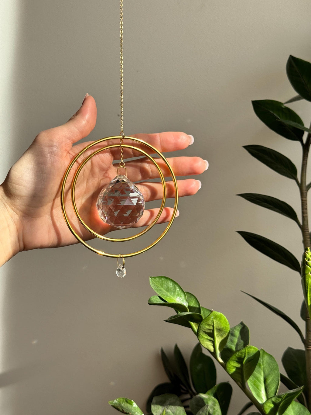 Gold Orbit suncatcher with a 40mm Asfour crystal prism. Minimalistischer Sonnenfänger for home decor casting rainbow light and beautiful Lichtreflexe on the wall. Boho-Stil window decoration and Regenbogenmacher.