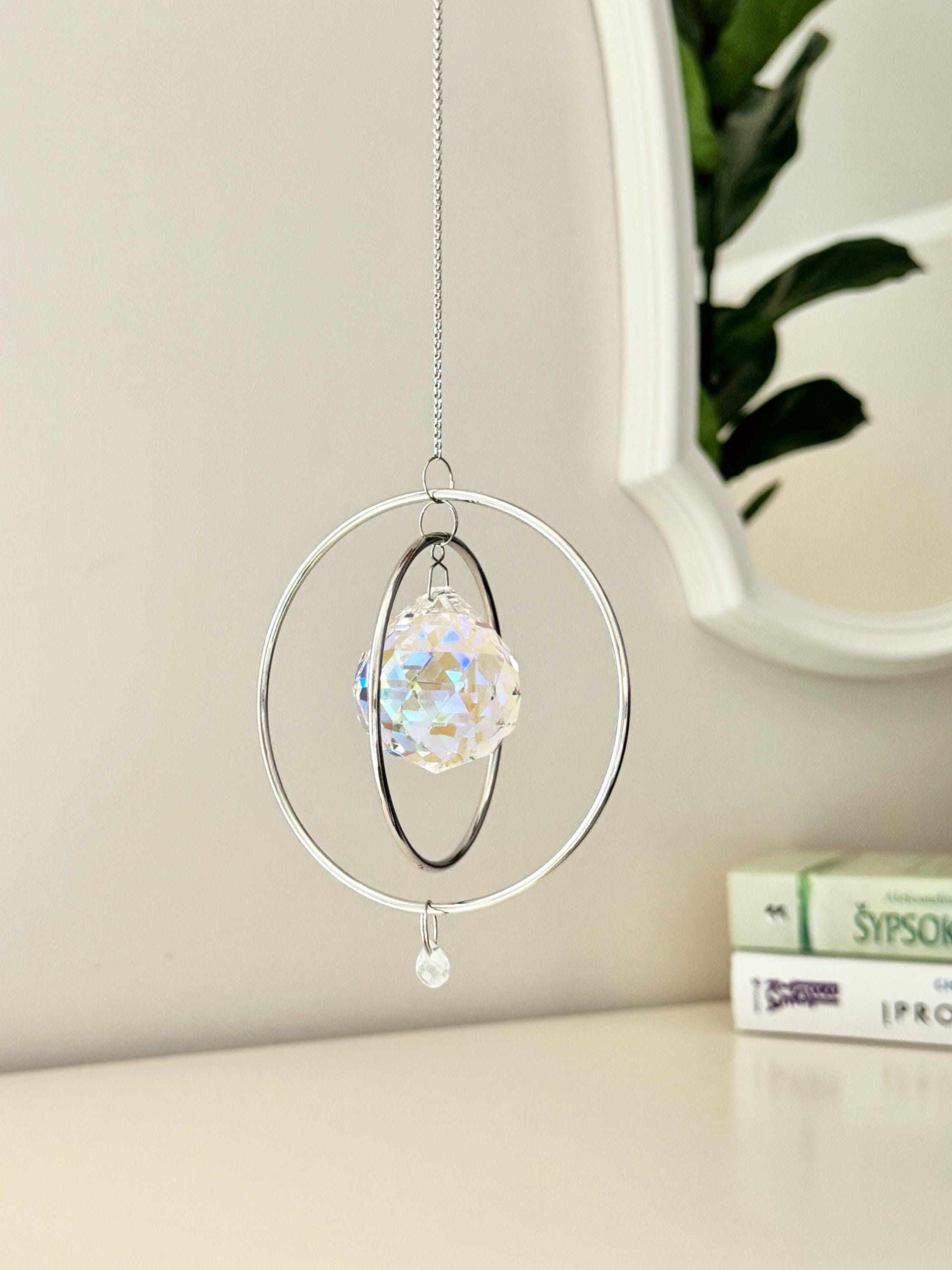 Silver Orbit suncatcher with a 40mm Asfour crystal prism. Minimalistischer Sonnenfänger for home decor casting rainbow light and beautiful Lichtreflexe on the wall. Boho-Stil window decoration and Regenbogenmacher.