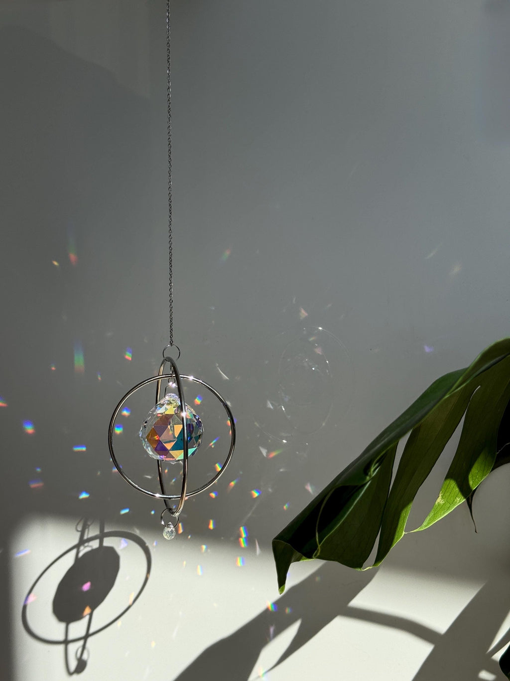 Silver Orbit suncatcher with a 40mm Asfour crystal prism. Minimalistischer Sonnenfänger for home decor casting rainbow light and beautiful Lichtreflexe on the wall. Boho-Stil window decoration and Regenbogenmacher.