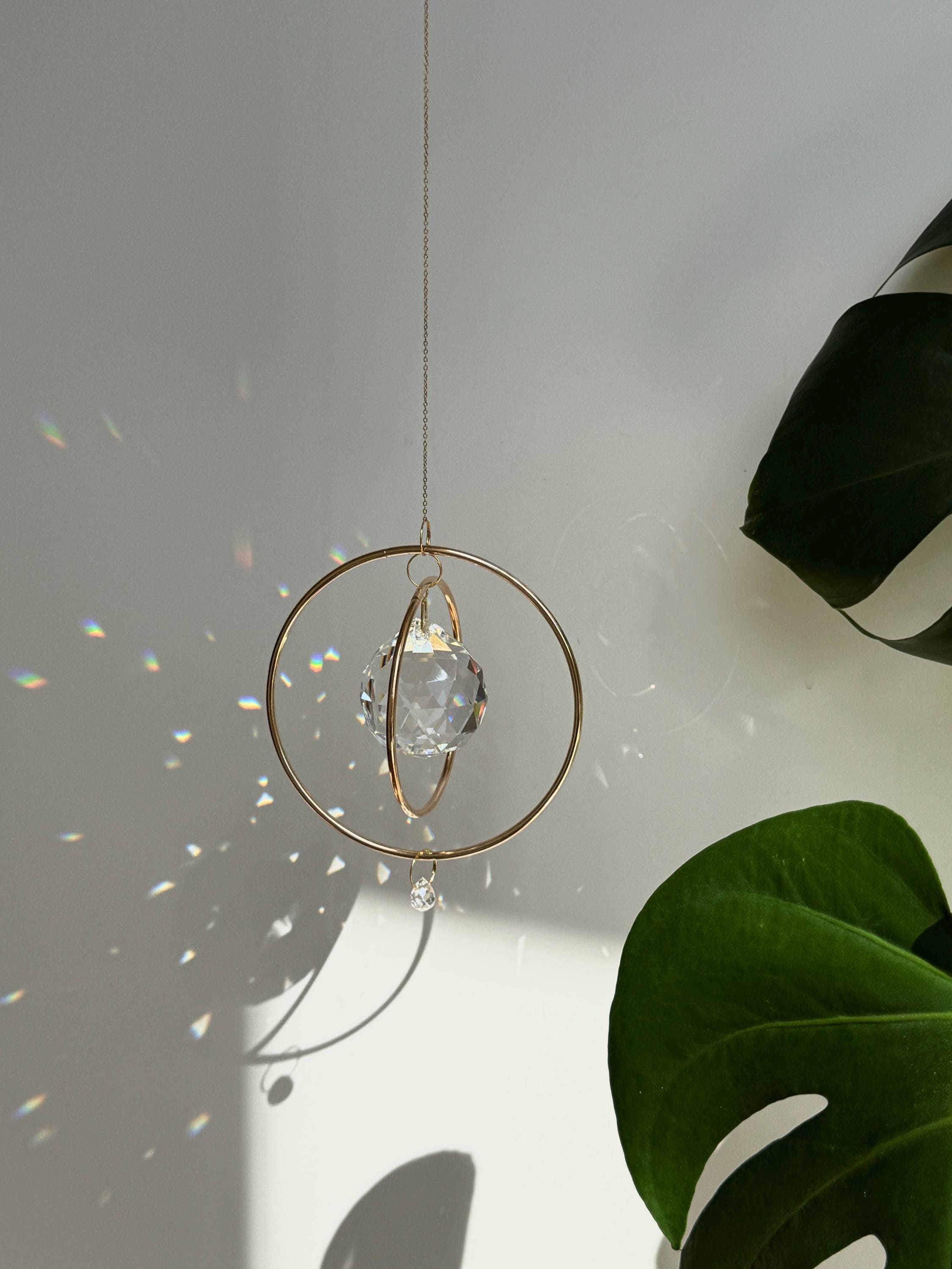 Gold Orbit suncatcher with a 40mm Asfour crystal prism. Minimalistischer Sonnenfänger for home decor casting rainbow light and beautiful Lichtreflexe on the wall. Boho-Stil window decoration and Regenbogenmacher.