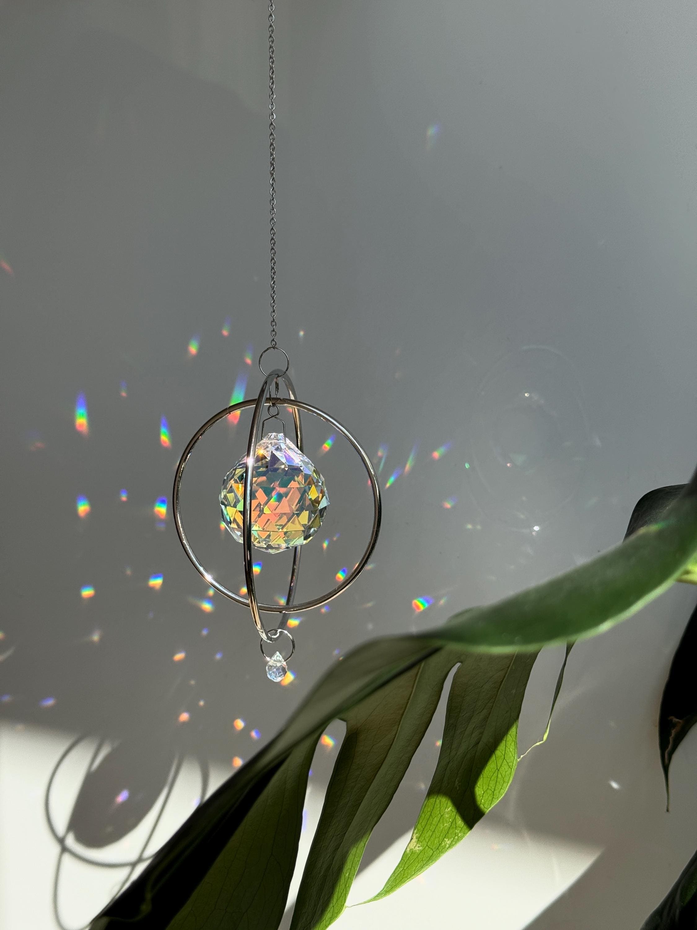 Silver Orbit suncatcher with a 40mm Asfour crystal prism. Minimalistischer Sonnenfänger for home decor casting rainbow light and beautiful Lichtreflexe on the wall. Boho-Stil window decoration and Regenbogenmacher.