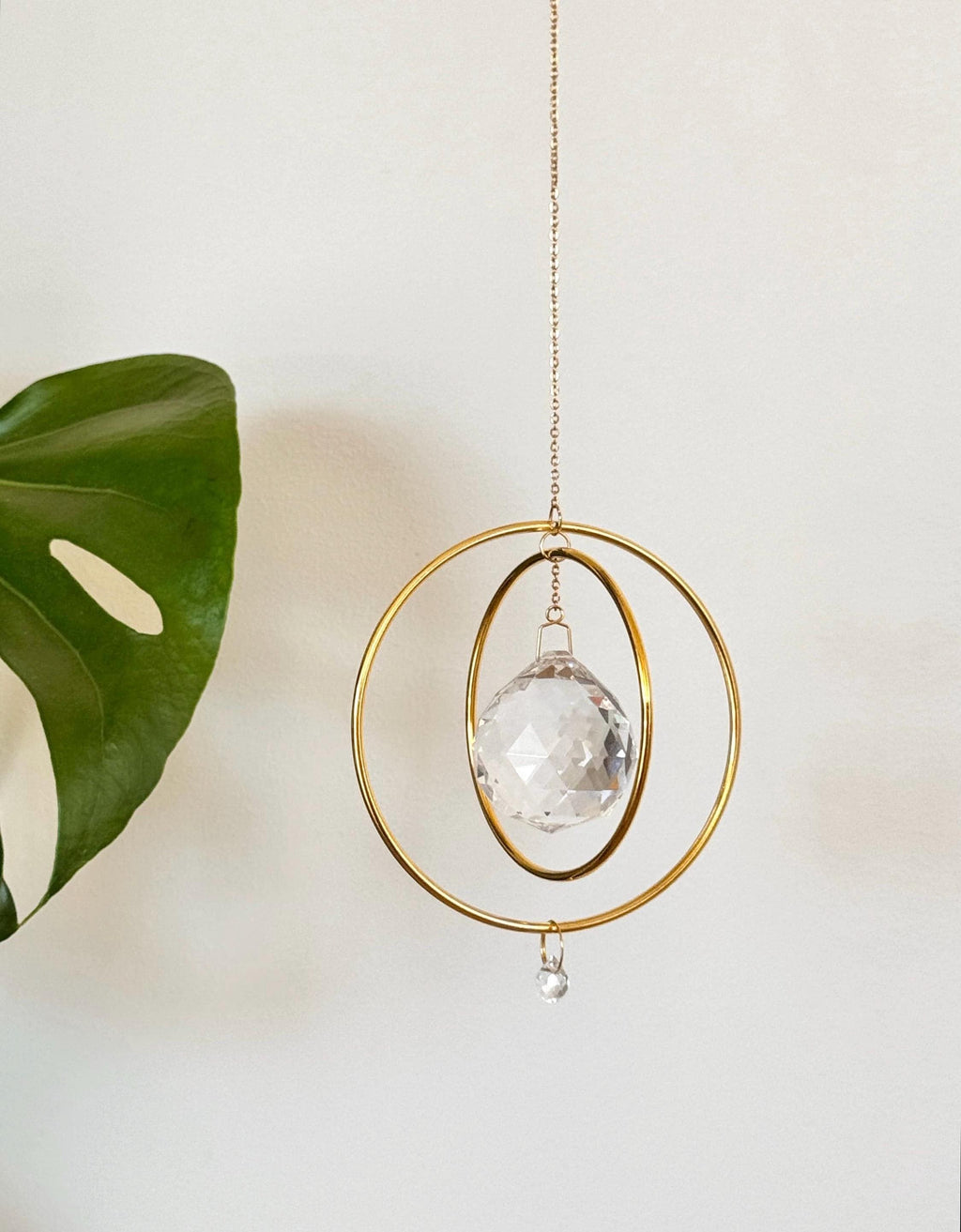 Gold Orbit suncatcher with a 40mm Asfour crystal prism. Minimalistischer Sonnenfänger for home decor casting rainbow light and beautiful Lichtreflexe on the wall. Boho-Stil window decoration and Regenbogenmacher.