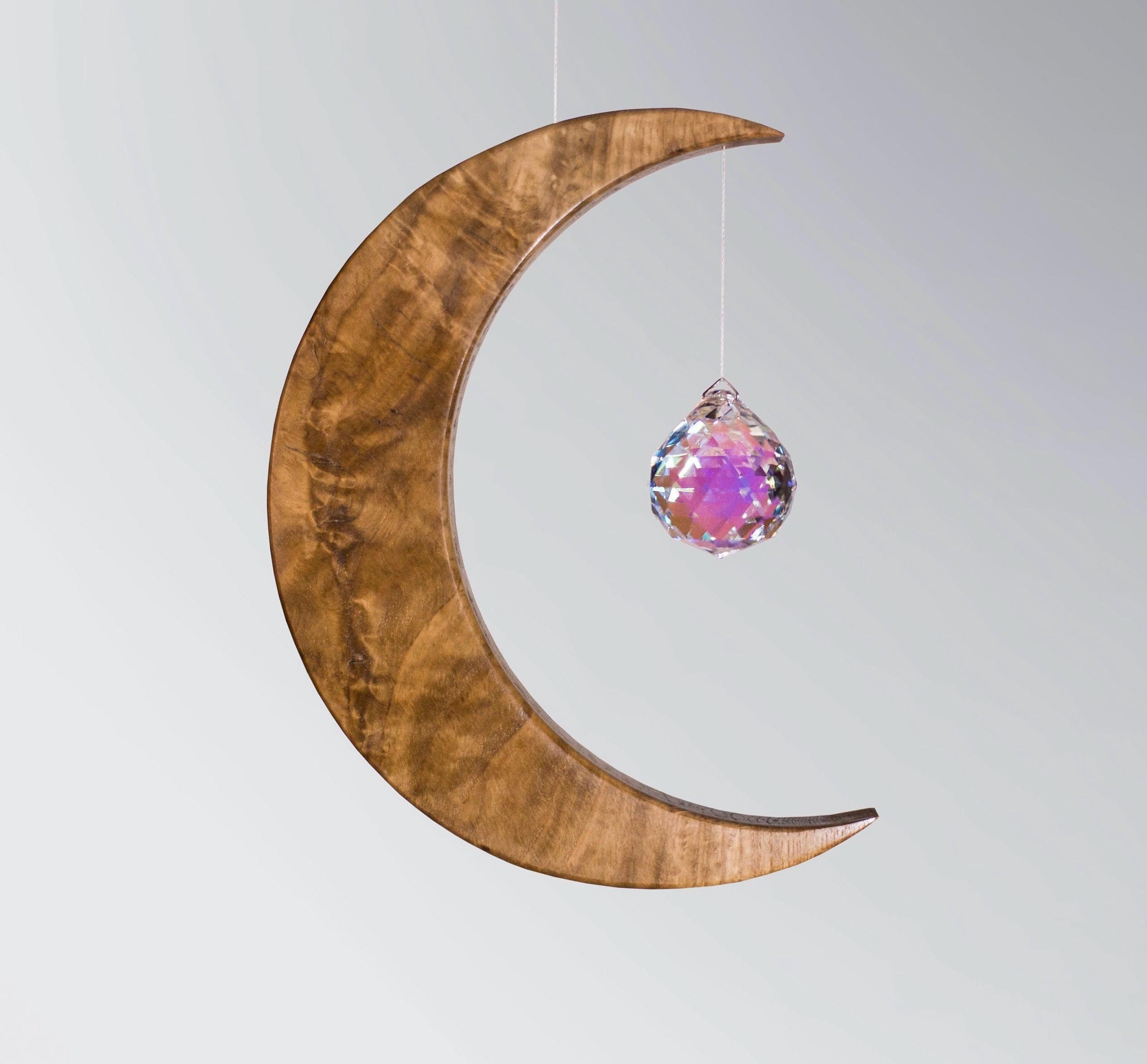 Signature Crescent Mond Sonnenfänger: Handcrafted Oak Wood Moon with 4cm Asfour Kristallprisma hanging in sunlight.